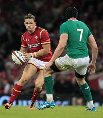 080815 - Wales v Ireland - Dove Mens Series - Hallam Amos of Wales takes on Tommy O'Donnell of Ireland