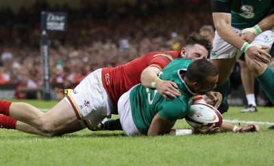 080815 - Wales v Ireland, Dove Men Tests 2015 - Simon Zebo of Ireland beats Alex Cuthbert of Wales to score try