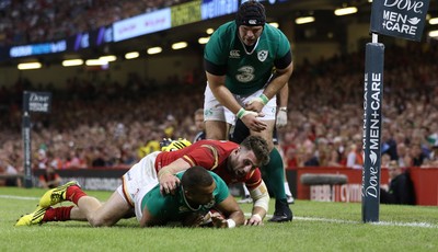 080815 - Wales v Ireland, Dove Men Tests 2015 - Simon Zebo of Ireland beats Alex Cuthbert of Wales to score try