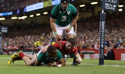 080815 - Wales v Ireland, Dove Men Tests 2015 - Simon Zebo of Ireland beats Alex Cuthbert of Wales to score try