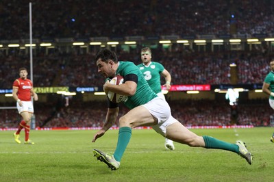 080815 - Wales v Ireland, Dove Men Tests 2015 - Felix Jones of Ireland races in to score try