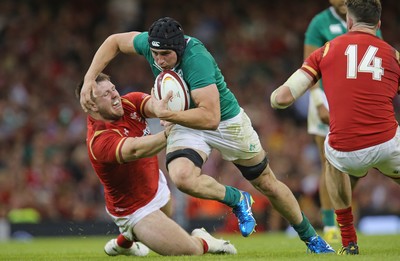 080815 - Wales v Ireland, Dove Men Tests 2015 - Tommy O'Donnell of Ireland  cuts inside Rob Evans of Wales 