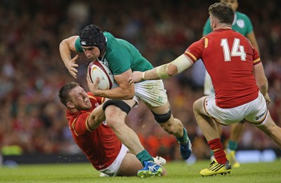 080815 - Wales v Ireland, Dove Men Tests 2015 - Tommy O'Donnell of Ireland  cuts inside Rob Evans of Wales 