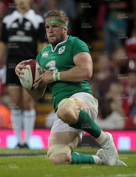 080815 - Wales v Ireland - Dove Mens Series - Jamie Heaslip of Ireland scores the first try