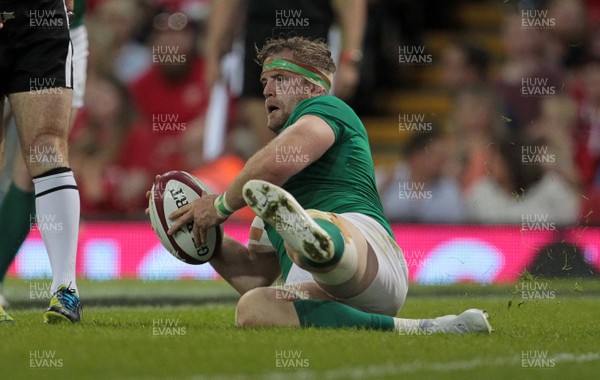 080815 - Wales v Ireland - Dove Mens Series - Jamie Heaslip of Ireland scores the first try