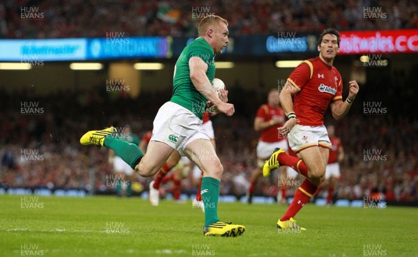 080815 - Wales v Ireland - Dove Mens Series - Keith Earls of Ireland runs in to score a try