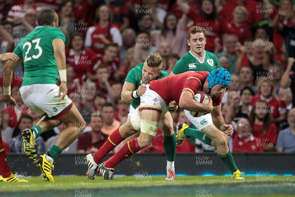 080815 - Wales v Ireland - Dove Mens Series - Justin Tipuric of Wales runs in to score a try