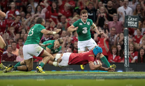 080815 - Wales v Ireland - Dove Mens Series - Justin Tipuric of Wales runs in to score a try