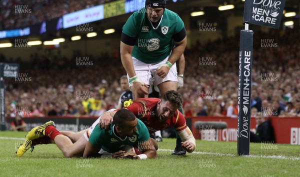 080815 - Wales v Ireland, Dove Men Tests 2015 - Simon Zebo of Ireland beats Alex Cuthbert of Wales to score try