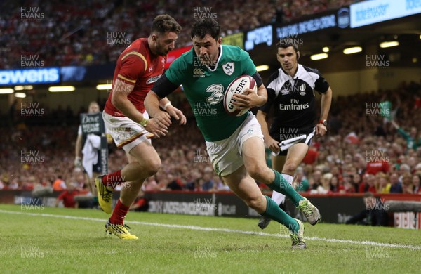 080815 - Wales v Ireland, Dove Men Tests 2015 - Felix Jones of Ireland races in to score try