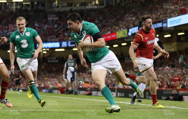 080815 - Wales v Ireland, Dove Men Tests 2015 - Felix Jones of Ireland races in to score try