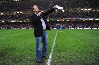 12.03.11 - Wales v Ireland - RBS Six Nations 2011 - Former Wales rugby player Scott Quinnell presents the half time kicking competition. 