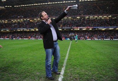12.03.11 - Wales v Ireland - RBS Six Nations 2011 - Former Wales rugby player Scott Quinnell presents the half time kicking competition. 