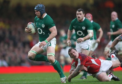 12.03.11... Wales v Ireland, RBS 6 Nations -  Ireland's Sean O'Brien gets away from Wales' Matthew Rees 
