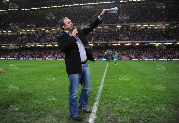 12.03.11 - Wales v Ireland - RBS Six Nations 2011 - Former Wales rugby player Scott Quinnell presents the half time kicking competition. 