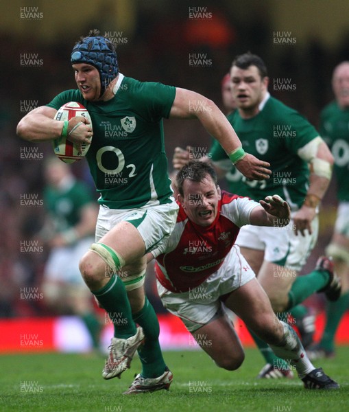 12.03.11... Wales v Ireland, RBS 6 Nations -  Ireland's Sean O'Brien gets away from Wales' Matthew Rees 