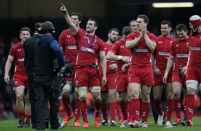 140315 - Wales v Ireland - RBS 6 Nations - Sam Warburton of Wales thanks the fans