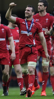 140315 - Wales v Ireland - RBS 6 Nations - Sam Warburton of Wales thanks the fans