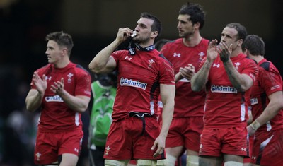 140315 - Wales v Ireland - RBS 6 Nations - Sam Warburton of Wales thanks the fans