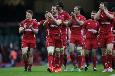 140315 - Wales v Ireland - RBS 6 Nations - Sam Warburton of Wales thanks the fans