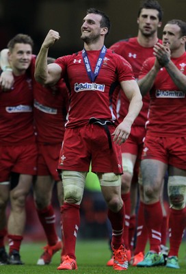 140315 - Wales v Ireland - RBS 6 Nations - Sam Warburton of Wales thanks the fans