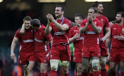 140315 - Wales v Ireland - RBS 6 Nations - Sam Warburton of Wales thanks the fans