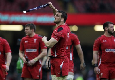 140315 - Wales v Ireland - RBS 6 Nations - Sam Warburton of Wales thanks the fans