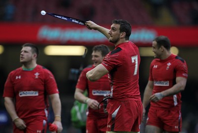 140315 - Wales v Ireland - RBS 6 Nations - Sam Warburton of Wales thanks the fans