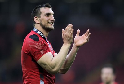 140315 - Wales v Ireland - RBS 6 Nations - Sam Warburton of Wales thanks the fans