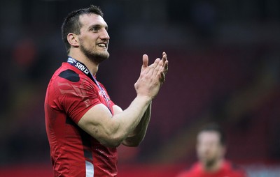 140315 - Wales v Ireland - RBS 6 Nations - Sam Warburton of Wales thanks the fans