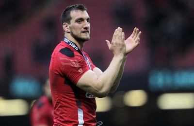 140315 - Wales v Ireland - RBS 6 Nations - Sam Warburton of Wales thanks the fans