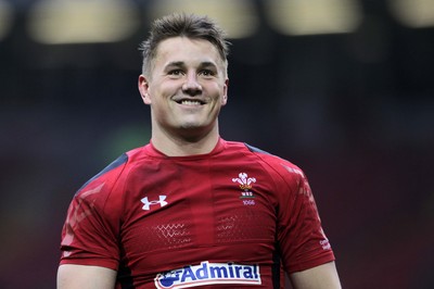 140315 - Wales v Ireland - RBS 6 Nations - Jonathan Davies of Wales thanks the fans