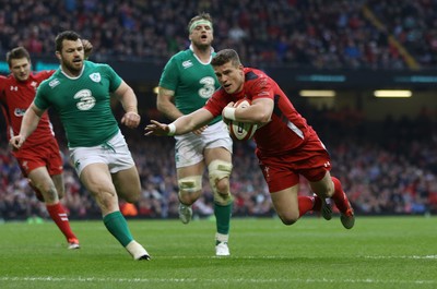 140315 - Wales v Ireland, RBS 6 Nations 2015 - Scott Williams of Wales dives in to score try