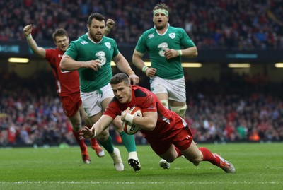 140315 - Wales v Ireland, RBS 6 Nations 2015 - Scott Williams of Wales dives in to score try