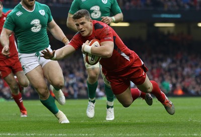 140315 - Wales v Ireland, RBS 6 Nations 2015 - Scott Williams of Wales dives in to score try