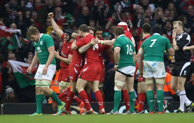 140315 - Wales v Ireland, RBS 6 Nations 2015 - Wales players celebrate on the final whistle