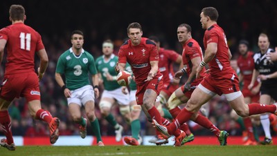 140315 - Wales v Ireland - RBS Six Nations - Wales Dan Biggar sets up an attack