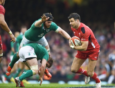 140315 - Wales v Ireland - RBS Six Nations - Wales  Mike Phillips leaves the Irish defense in tatters