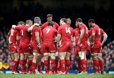 140315 - Wales v Ireland - RBS Six Nations - Welsh team huddle during the break for Samson Lee's injury