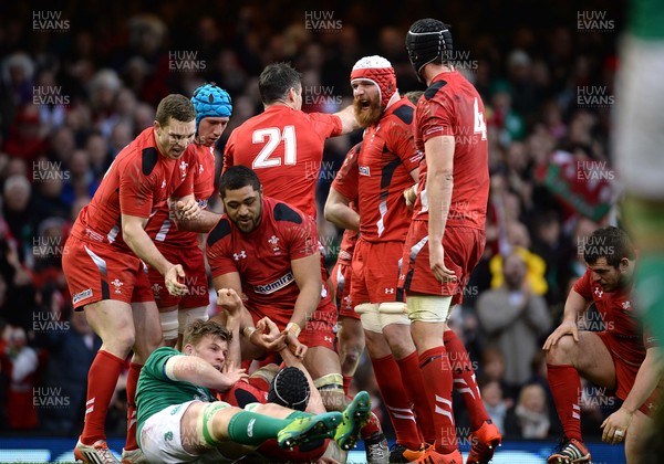 140315 - Wales v Ireland - RBS 6 Nations 2015 -Wales players celebrate at the final whistle