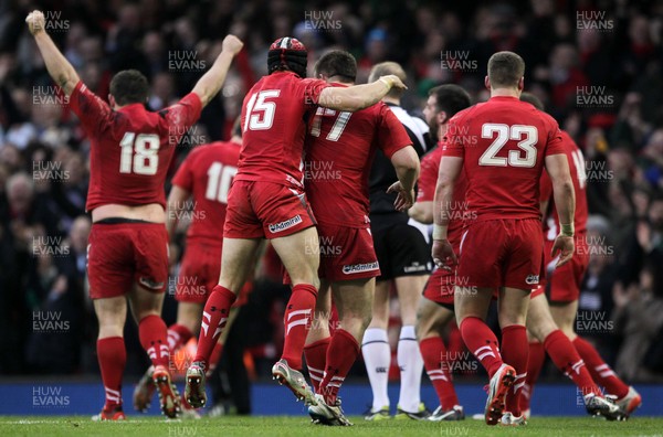 140315 - Wales v Ireland - RBS 6 Nations - Wales celebrate the win at full time