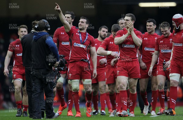 140315 - Wales v Ireland - RBS 6 Nations - Sam Warburton of Wales thanks the fans