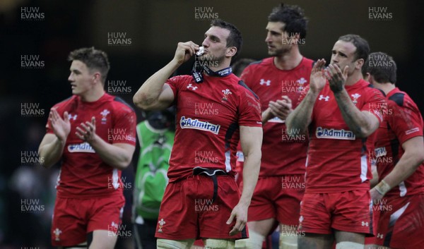 140315 - Wales v Ireland - RBS 6 Nations - Sam Warburton of Wales thanks the fans