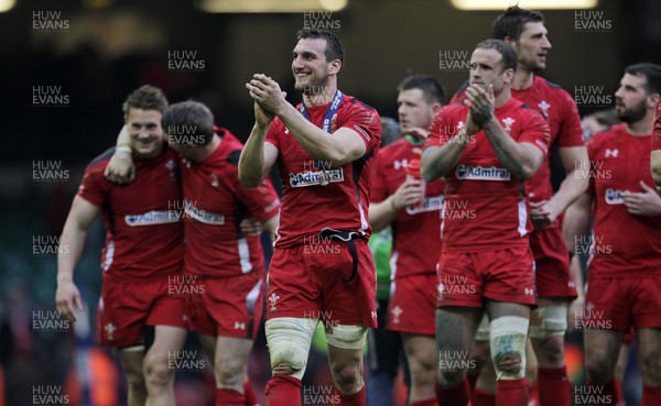 140315 - Wales v Ireland - RBS 6 Nations - Sam Warburton of Wales thanks the fans