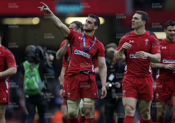 140315 - Wales v Ireland - RBS 6 Nations - Sam Warburton of Wales thanks the fans