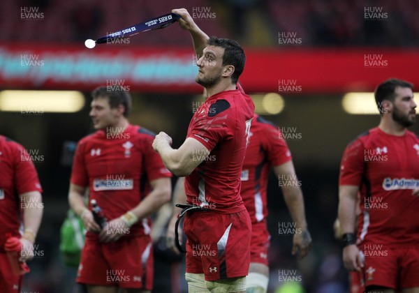 140315 - Wales v Ireland - RBS 6 Nations - Sam Warburton of Wales thanks the fans