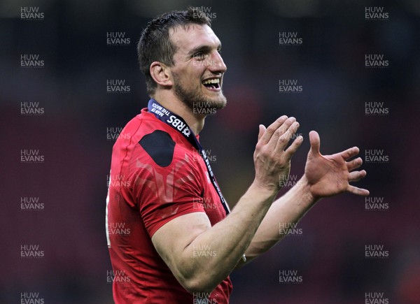 140315 - Wales v Ireland - RBS 6 Nations - Sam Warburton of Wales thanks the fans