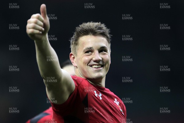 140315 - Wales v Ireland - RBS 6 Nations - Jonathan Davies of Wales thanks the fans