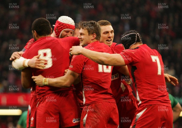 140315 - Wales v Ireland - RBS 6 Nations -Players of Wales celebrate at the end of the game