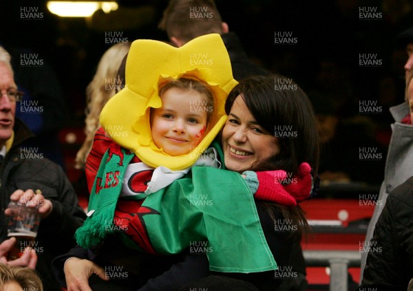 140315 - Wales v Ireland - RBS 6 Nations -Eve Myles and daughter Matilda enjoy the game